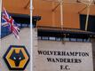 Der Union Jack vor dem Molineux-Stadion in Wolverhampton weht auf Halbmast.