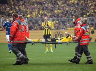 Dortmunds Marco Reus wird verletzt vom Platz getragen. Dortmunds Marco Reus wird verletzt vom Platz getragen.