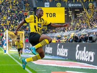 Dortmunds Youssoufa Moukoko jubelt nach seinem Tor zum 1:0 im Revierderby. Dortmunds Youssoufa Moukoko jubelt nach seinem Tor zum 1:0 im Revierderby.