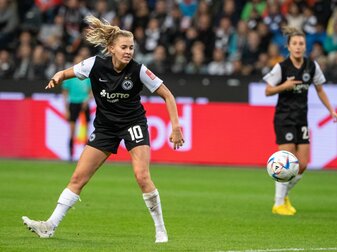 Frankfurts Laura Freigang hat sich in der Partie gegen den FC Bayern München eine Schultereckgelenksverletzung zugezogen. Frankfurts Laura Freigang hat sich in der Partie gegen den FC Bayern München eine Schultereckgelenksverletzung zugezogen.