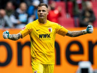 Augsburgs Torwart Rafal Gikiewicz jubelt nach dem Spiel über den Sieg gegen den FC Bayern München. Augsburgs Torwart Rafal Gikiewicz jubelt nach dem Spiel über den Sieg gegen den FC Bayern München.