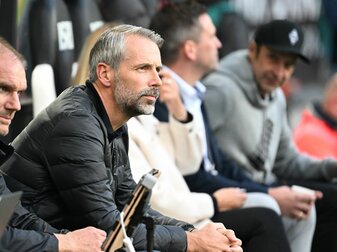 Leipzigs Trainer Marco Rose (2.v.l.) nimmt vor dem Anpfiff auf der Bank Platz. Leipzigs Trainer Marco Rose (2.v.l.) nimmt vor dem Anpfiff auf der Bank Platz.