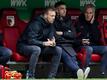 Bayerns Trainer Julian Nagelsmann (l) sitzt während der Partie beim FC Augsburg auf der Trainerbank.