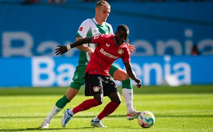 Bremens Amos Pieper (l) versucht Leverkusens Moussa Diaby vom Ball zu trennen.