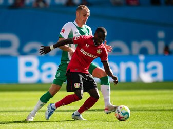 Bremens Amos Pieper (l) versucht Leverkusens Moussa Diaby vom Ball zu trennen. Bremens Amos Pieper (l) versucht Leverkusens Moussa Diaby vom Ball zu trennen.