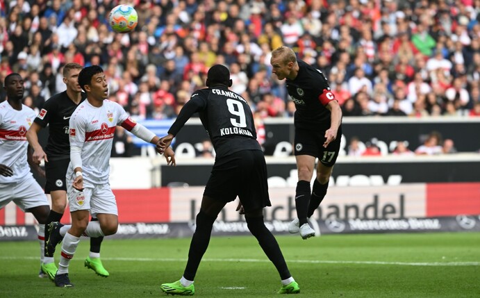 Frankfurts Sebastian Rode (r) sorgt per Kopfball für die 1:0-Führung.