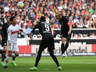 Frankfurts Sebastian Rode (r) sorgt per Kopfball für die 1:0-Führung. Frankfurts Sebastian Rode (r) sorgt per Kopfball für die 1:0-Führung.