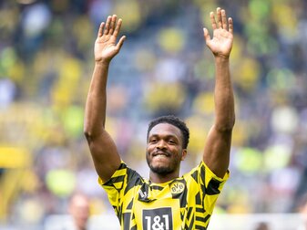 Verteidiger Dan-Axel Zagadou verabschiedet sich von den Dortmunder Fans. Verteidiger Dan-Axel Zagadou verabschiedet sich von den Dortmunder Fans.