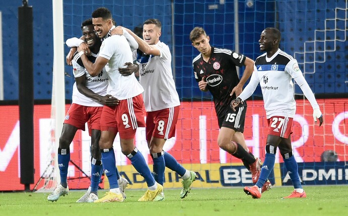 Hamburgs Robert Glatzel (2.v.l.) wird von seinen Mitspielern für sein Tor zum 1:0 gefeiert.