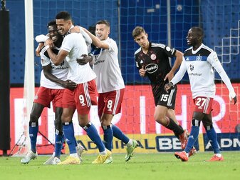 Hamburgs Robert Glatzel (2.v.l.) wird von seinen Mitspielern für sein Tor zum 1:0 gefeiert. Hamburgs Robert Glatzel (2.v.l.) wird von seinen Mitspielern für sein Tor zum 1:0 gefeiert.