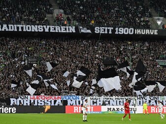 Gladbach-Fans zeigen ein Banner mit der Aufschrift «Ein Hurensohnverein stellt nur Hurensöhne ein!». Gladbach-Fans zeigen ein Banner mit der Aufschrift «Ein Hurensohnverein stellt nur Hurensöhne ein!».