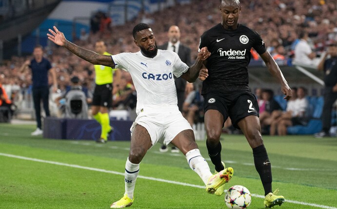 Frankfurts Evan N'Dicka (r) im Zweikampf mit Marseilles Gerson Santos da Silva.