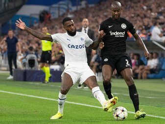 Frankfurts Evan N'Dicka (r) im Zweikampf mit Marseilles Gerson Santos da Silva. Frankfurts Evan N'Dicka (r) im Zweikampf mit Marseilles Gerson Santos da Silva.