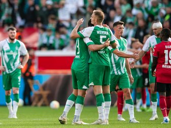 Bremens Milos Veljkovic (l) und Amos Pieper umarmen sich nach der Partie. Bremens Milos Veljkovic (l) und Amos Pieper umarmen sich nach der Partie.
