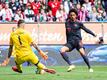 Augsburgs Torwart Rafal Gikiewicz (l) hält den Ball gegen Münchens Leroy Sane.