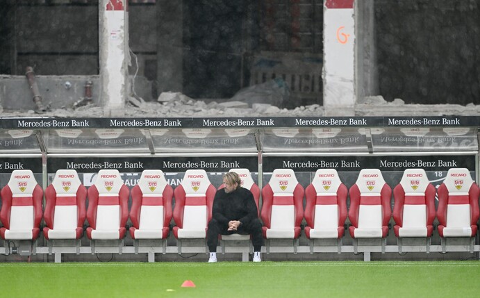 Sportdirektor Sven Mislintat sitzt vor Spielbeginn allein auf der Stuttgarter Bank.