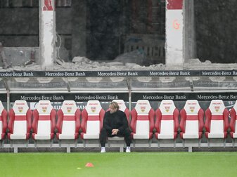 Sportdirektor Sven Mislintat sitzt vor Spielbeginn allein auf der Stuttgarter Bank. Sportdirektor Sven Mislintat sitzt vor Spielbeginn allein auf der Stuttgarter Bank.