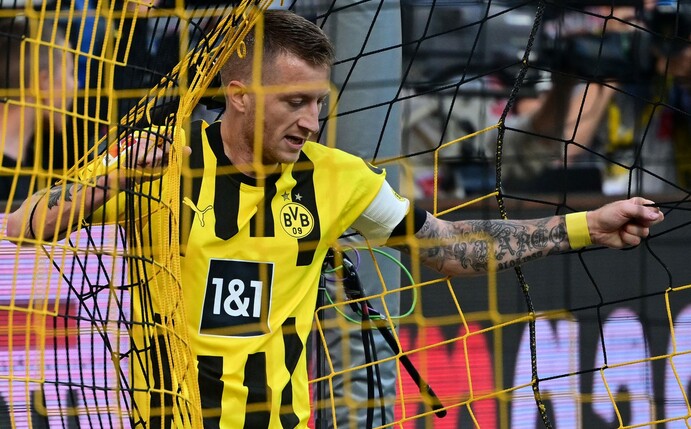 Marco Reus im Tor, der Ball aber auch - der BVB-Kapitän nach seinem Stoppel-Tor zum 1:0-Sieg für Borussia Dortmund gegen Bayer Leverkusen. Foto: INA FASSBENDER/AFP via Getty Images.