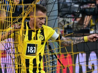 Marco Reus im Tor, der Ball aber auch - der BVB-Kapitän nach seinem Stoppel-Tor zum 1:0-Sieg für Borussia Dortmund gegen Bayer Leverkusen. Foto: INA FASSBENDER/AFP via Getty Images. Marco Reus im Tor, der Ball aber auch - der BVB-Kapitän nach seinem Stoppel-Tor zum 1:0-Sieg für Borussia Dortmund gegen Bayer Leverkusen. Foto: INA FASSBENDER/AFP via Getty Images.