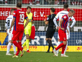 Kaiserslauterns Torwart Andreas Luthe sah nach einer Notbremse die Rote Karte. Kaiserslauterns Torwart Andreas Luthe sah nach einer Notbremse die Rote Karte.