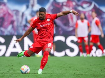 Leipzigs Benjamin Henrichs wurde für die anstehenden Spiele in der Nations League nachnominiert. Leipzigs Benjamin Henrichs wurde für die anstehenden Spiele in der Nations League nachnominiert.