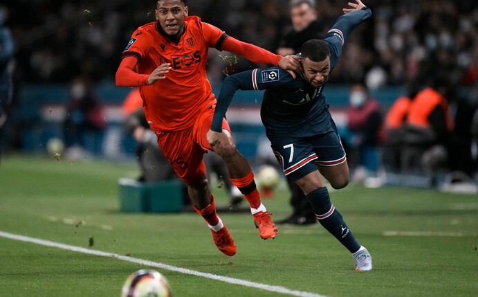Nizzas Jean-Clair Todibo (l), hier im Laufduell mit Kylian Mbappé von PSG, musste im Spiel gegen Angers nach nur neun Sekunden vom Platz.