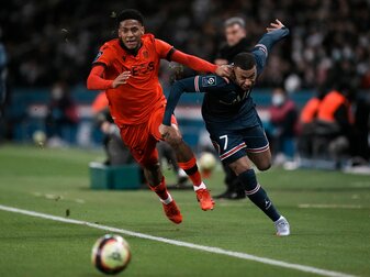 Nizzas Jean-Clair Todibo (l), hier im Laufduell mit Kylian Mbappé von PSG, musste im Spiel gegen Angers nach nur neun Sekunden vom Platz. Nizzas Jean-Clair Todibo (l), hier im Laufduell mit Kylian Mbappé von PSG, musste im Spiel gegen Angers nach nur neun Sekunden vom Platz.
