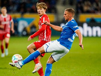 Hoffenheims Grischa Prömel (r) kommt vor Freiburgs Ritsu Doan an den Ball.