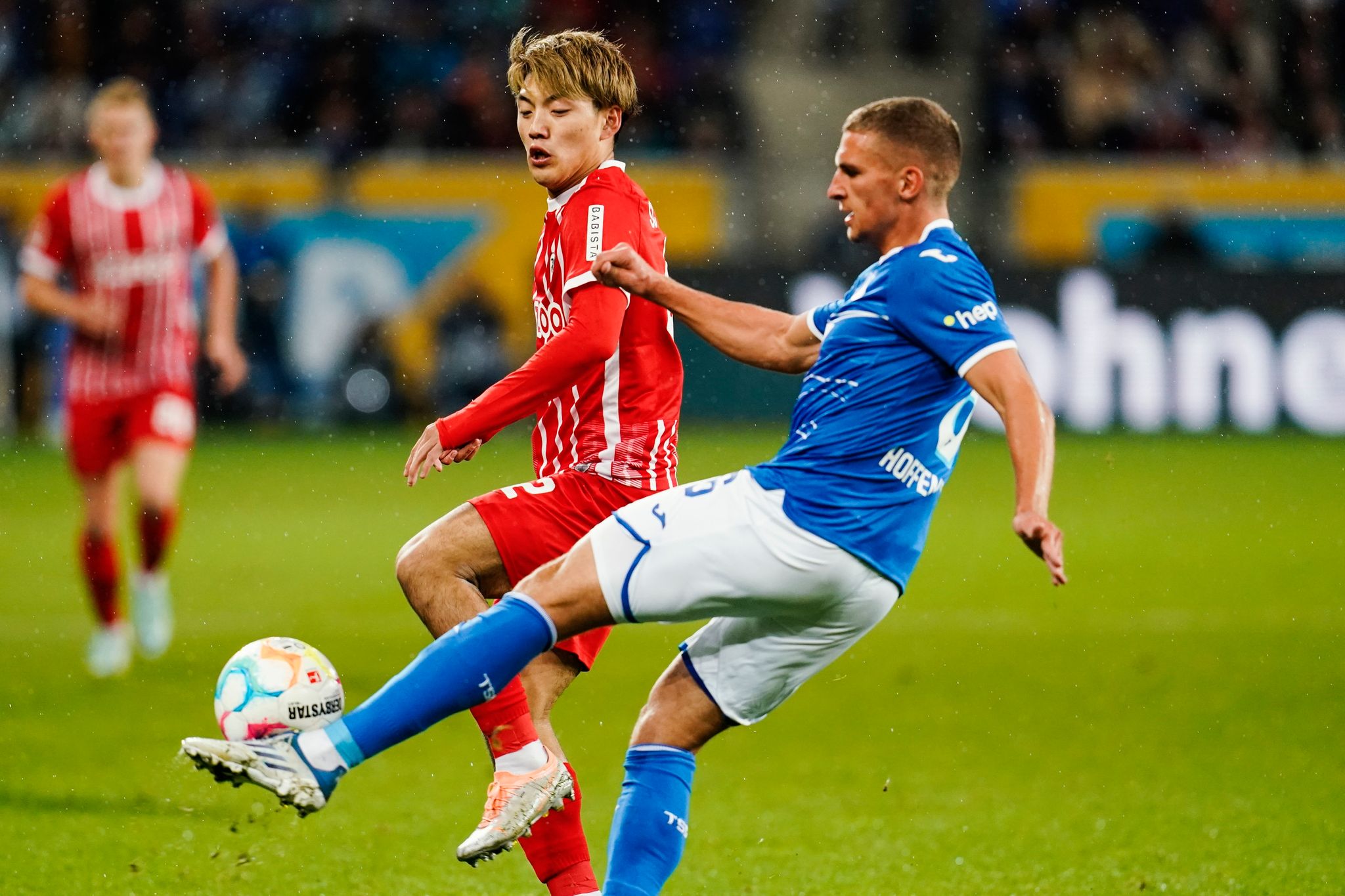 Hoffenheims Grischa Prömel (r) kommt vor Freiburgs Ritsu Doan an den Ball.