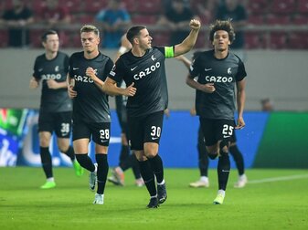 Hat die Hoffnung auf seine Teilnahme an der WM noch nicht aufgegeben: Freiburgs Kapitän Christian Günter (M).