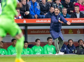 Trainer Niko Kovac von VfL Wolfsburg steht gestikulierend am Spielfeldrand. Trainer Niko Kovac von VfL Wolfsburg steht gestikulierend am Spielfeldrand.