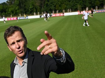 DFB-Direktor Oliver Bierhoff möchte die Nationalspieler nochmals mit der schwierigen Situation in Katar vertraut gemacht.