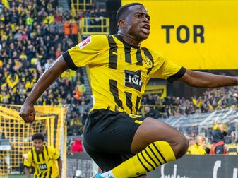 Dortmunds Youssoufa Moukoko erzielte im Derby gegen den FC Schalke 04 den entscheidenden Treffer.