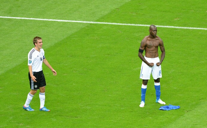 Das Bild des triumphierenden Mario Balotelli brannte sich schmerzhaft ins Gedächtnis der deutschen Fans ein - links Philipp Lahm.