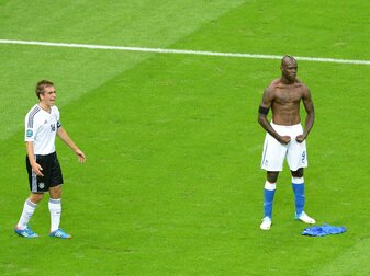 Das Bild des triumphierenden Mario Balotelli brannte sich schmerzhaft ins Gedächtnis der deutschen Fans ein - links Philipp Lahm. Das Bild des triumphierenden Mario Balotelli brannte sich schmerzhaft ins Gedächtnis der deutschen Fans ein - links Philipp Lahm.