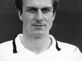 Bayern-Stürmer Karlheinz Rummenigge vom FC Bayern, wie er 1980 aussah, als ihn Hansi Flick als Teenager um ein Autogramm gebeten hat. Bayern-Stürmer Karlheinz Rummenigge vom FC Bayern, wie er 1980 aussah, als ihn Hansi Flick als Teenager um ein Autogramm gebeten hat.