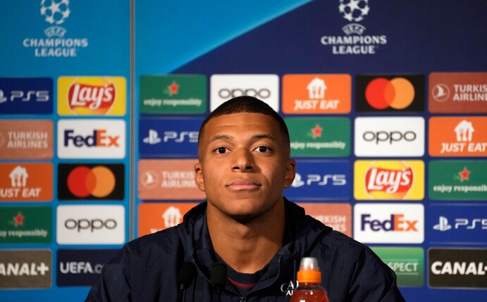 Paris Saint-Germain-Spieler Mbappe nahm nicht am Fototermin der Nationalmannschaft teil. Dies liege an den Bildrechten des Verbandes.