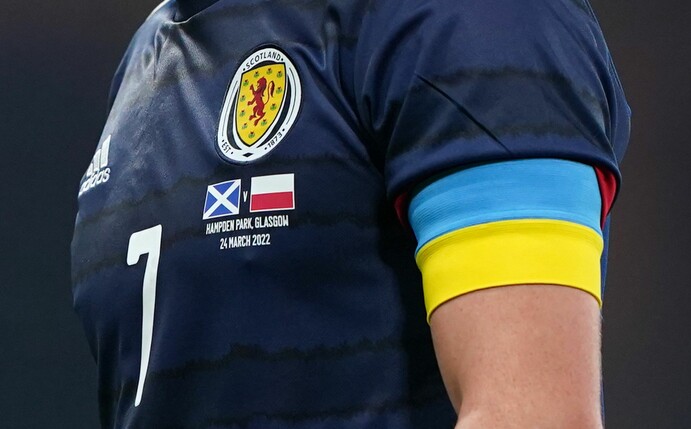 Bei der WM wird Robert Lewandowski, der Kapitän der polnischen Fußball-Nationalmannschaft, eine Binde in den ukrainischen Farben tragen.