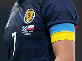 Bei der WM wird Robert Lewandowski, der Kapitän der polnischen Fußball-Nationalmannschaft, eine Binde in den ukrainischen Farben tragen. Bei der WM wird Robert Lewandowski, der Kapitän der polnischen Fußball-Nationalmannschaft, eine Binde in den ukrainischen Farben tragen.
