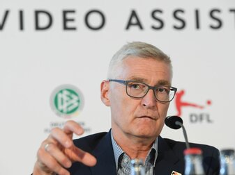 DFB-Schiedsrichter-Obmann Lutz Michael Fröhlich spricht während einer Pressekonferenz von DFB und DFL in der DFB-Zentrale.
