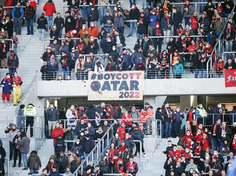Fußballfans rufen mit einem Transparent zum Boykott der WM in Katar auf. Fußballfans rufen mit einem Transparent zum Boykott der WM in Katar auf.