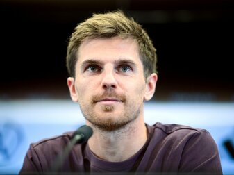 Nationalspieler Jonas Hofmann spricht bei einer Pressekonferenz in der DFB-Akademie.
