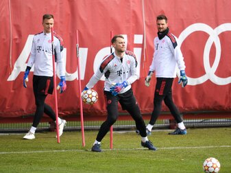 Christian Früchtl (l) beobachtet eine Torhüter-Übung von Manuel Neuer. Christian Früchtl (l) beobachtet eine Torhüter-Übung von Manuel Neuer.