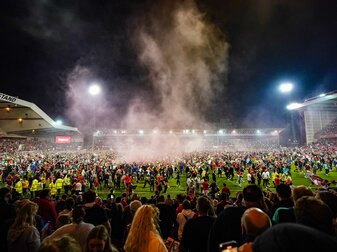 Fans von Nottingham Forest sind auf das Spielfeld gerannt, nachdem sich ihr Team für das Play-off-Finale um den Aufstieg in die Premier League qualifizierte. Fans von Nottingham Forest sind auf das Spielfeld gerannt, nachdem sich ihr Team für das Play-off-Finale um den Aufstieg in die Premier League qualifizierte.