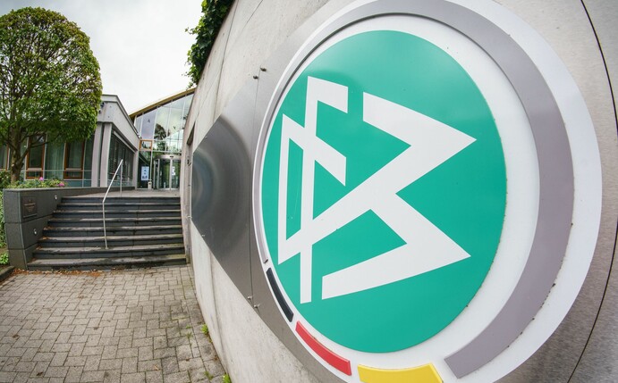 Das DFB-Logo hängt am Eingang zur Zentrale des Deutschen Fußball-Bundes (DFB).