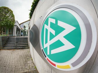 Das DFB-Logo hängt am Eingang zur Zentrale des Deutschen Fußball-Bundes (DFB). Das DFB-Logo hängt am Eingang zur Zentrale des Deutschen Fußball-Bundes (DFB).