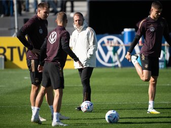 Bundestrainer Hansi Flick (M) zwischen Niklas Süle (l-r), Joshua Kimmich und Kai Havertz. Bundestrainer Hansi Flick (M) zwischen Niklas Süle (l-r), Joshua Kimmich und Kai Havertz.