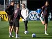 Bundestrainer Hansi Flick (M) zwischen Niklas Süle (l-r), Joshua Kimmich und Kai Havertz.