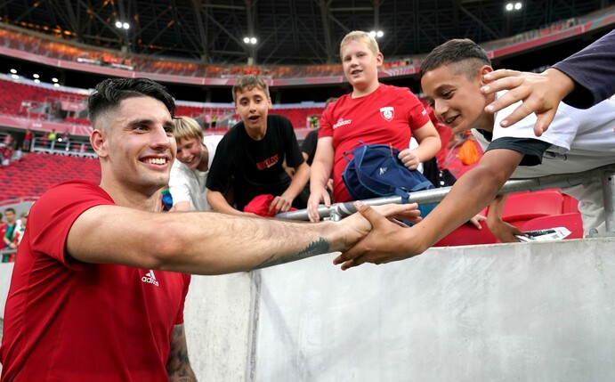 Ungarns Dominik Szoboszlai (l) klatscht nach einem Spiel mit Fans ab.