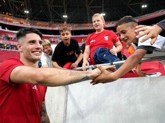 Ungarns Dominik Szoboszlai (l) klatscht nach einem Spiel mit Fans ab. Ungarns Dominik Szoboszlai (l) klatscht nach einem Spiel mit Fans ab.